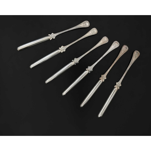 69 - A set of six French first standard (0.950) silver scoops, possibly for marrow or shellfish, each bow... 