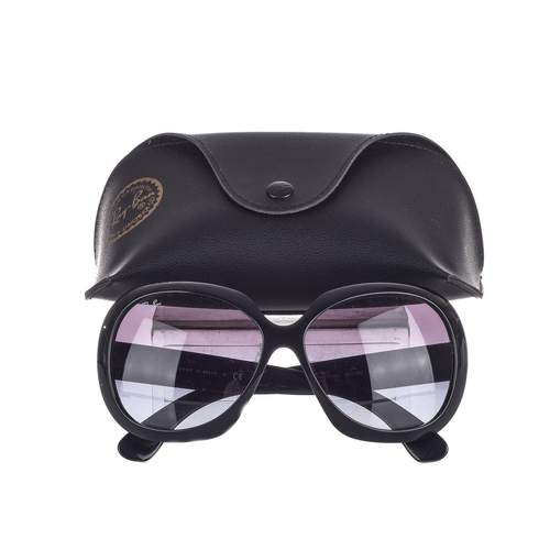 468 - Ray Ban, a pair of Jackie Ohh II sunglasses, an iconic timeless design with black acetate frames and... 