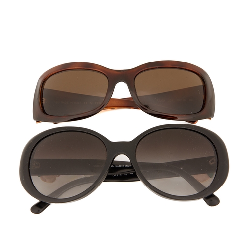 491 - Two pairs of designer sunglasses, to include a pair of Fendi FS299 sunglasses, featuring imitation t... 