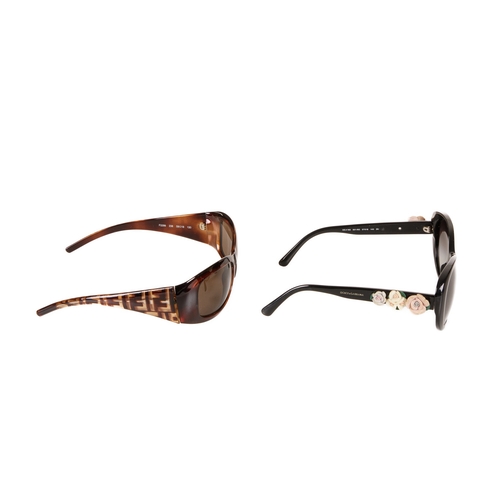 491 - Two pairs of designer sunglasses, to include a pair of Fendi FS299 sunglasses, featuring imitation t... 