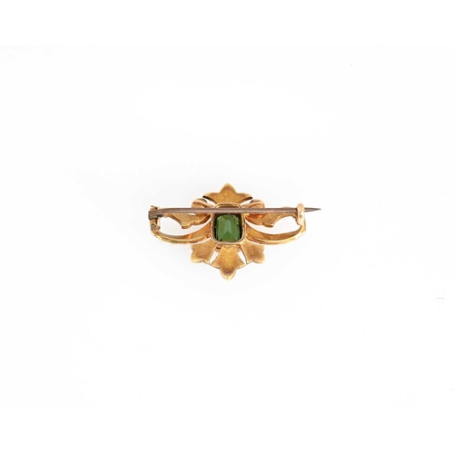 17 - An Edwardian gold green tourmaline and split pearl brooch, length 3cm, 4.8g