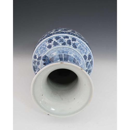 402 - A Chinese blue and white vase