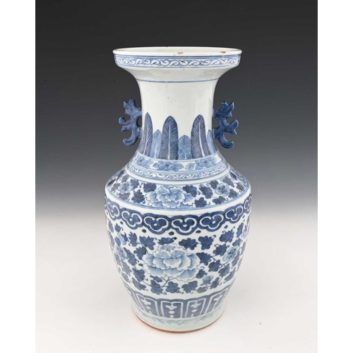 402 - A Chinese blue and white vase