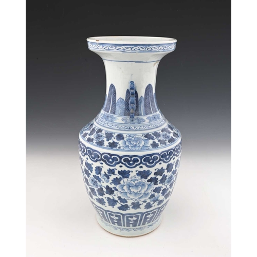 402 - A Chinese blue and white vase