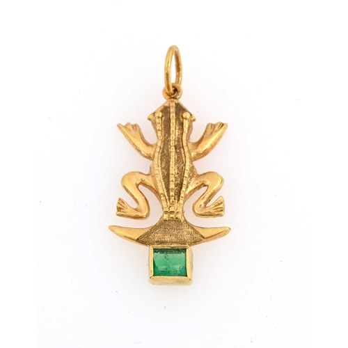 7 - An 18ct gold emerald novelty pendant, modelled as a salamander, stamped 18K, length 2.8cm, 2g