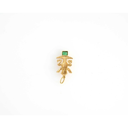 7 - An 18ct gold emerald novelty pendant, modelled as a salamander, stamped 18K, length 2.8cm, 2g