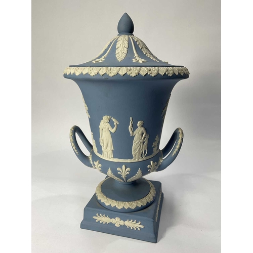 204 - A Wedgwood campana jasperware urn with lid, 30cm high, 17cm diameter (1)