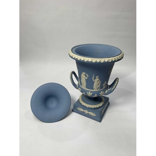 204 - A Wedgwood campana jasperware urn with lid, 30cm high, 17cm diameter (1)