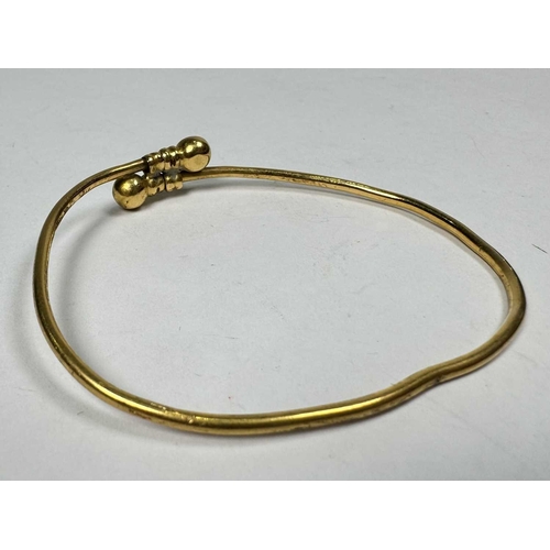 671 - An early 20th century yellow metal bangle bracelet, approximate inside diameter 6cm, 10.1g