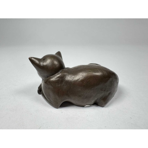 723 - Deborah J. Scaldwell (British, 1960), a recumbent cat, signed, bronze, 6cm wide