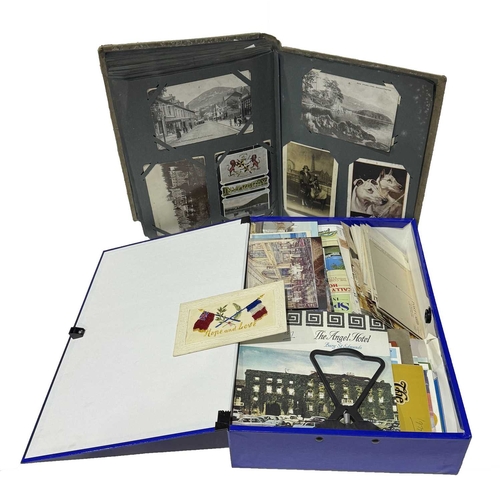 89 - A collection of early 20th century postcards, photographs and Wills's cigarette card albums relating... 