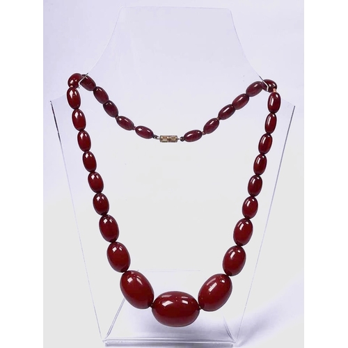 681 - An early 20th century bakelite graduated bead necklace, beads measure approximately 1.5 to 2.8cm, le... 