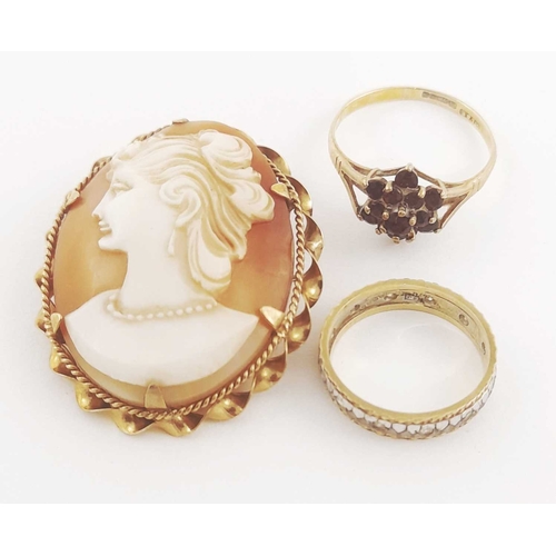 271 - Two 9ct gold rings and a 9ct cameo brooch, to include a garnet cluster ring, a colourless gem eterni... 