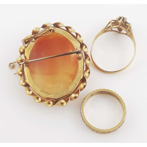 271 - Two 9ct gold rings and a 9ct cameo brooch, to include a garnet cluster ring, a colourless gem eterni... 