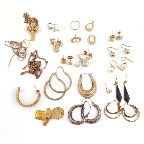 281 - A small selection of 9ct gold and yellow metal jewellery, to include earrings, pendants, chains etc.... 