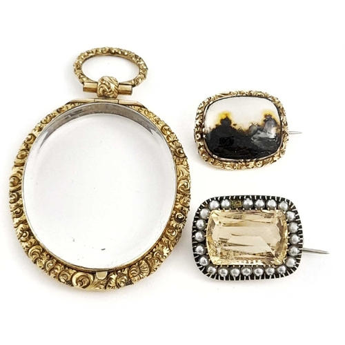 296 - A late Georgian gilt metal locket pendant, a late Georgian moss agate landscape brooch, together wit... 