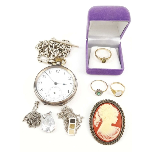 318 - A selection of jewellery to include three 9ct gold rings, gems to include diamond, emerald and perid... 