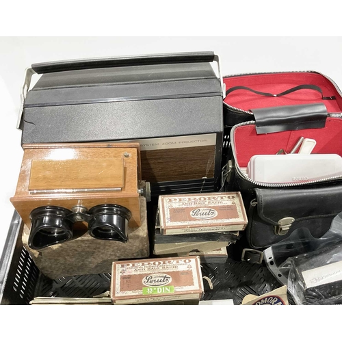 40 - A Zeiss Ikon stereoscope in wooden box with bakelite viewers and card packaging, together with topog... 