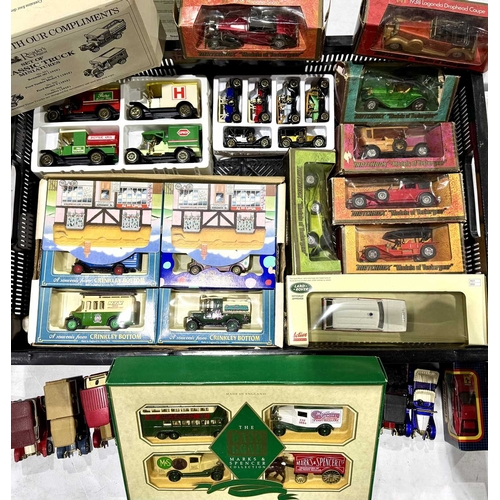 71 - A collection of diecast model cars and vehicles by Matchbox, Lesney, Lledo, majority boxed (1 tray)