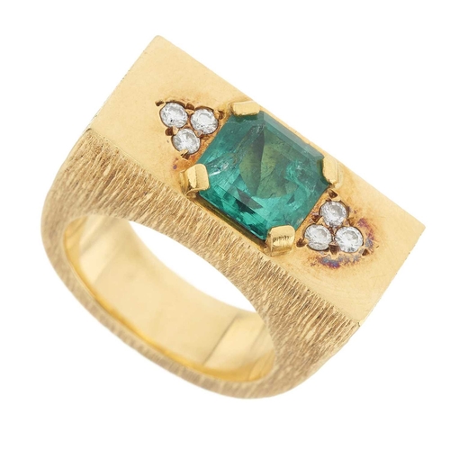 179 - A 1980s 18ct gold emerald dress ring, with brilliant-cut diamond trefoil sides and textured band, em... 