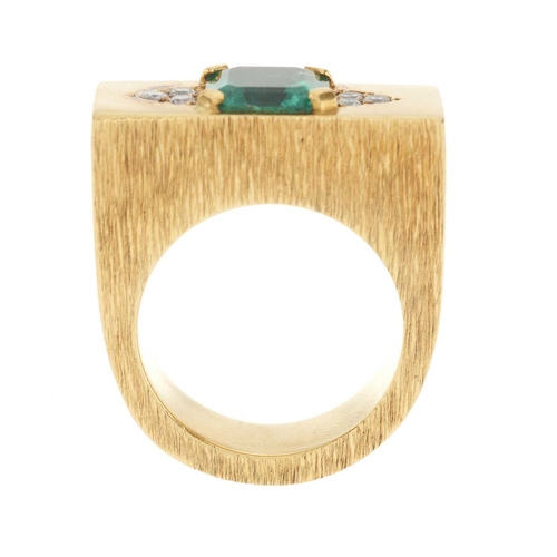 179 - A 1980s 18ct gold emerald dress ring, with brilliant-cut diamond trefoil sides and textured band, em... 