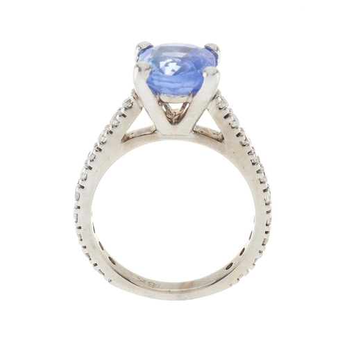 192 - An 18ct gold Sri Lankan sapphire single-stone dress ring, with brilliant-cut diamond line shoulders,... 