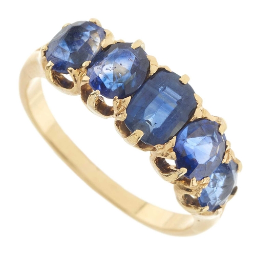 229 - An early 20th century 18ct gold graduated sapphire five-stone ring, estimated total sapphire weight ... 