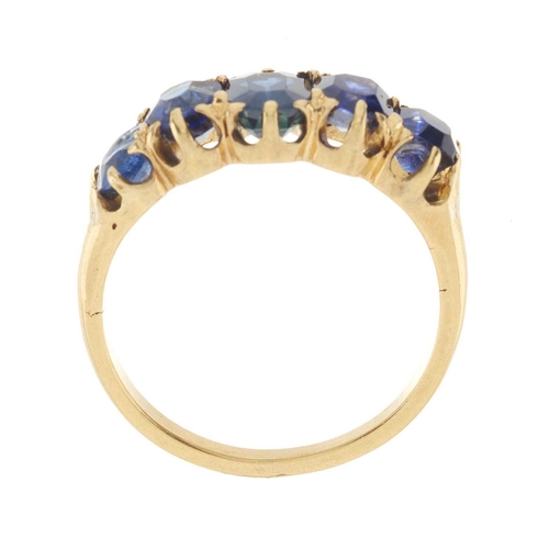 229 - An early 20th century 18ct gold graduated sapphire five-stone ring, estimated total sapphire weight ... 