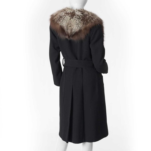 546 - A knee-length vintage coat with fox fur collar, featuring a hook fastening and belted waist with lar... 