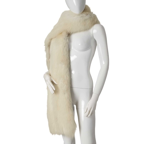 580 - An Arctic fox fur scarf, fully lined, measuring 20 by 188cm