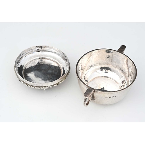 117 - A.E. Jones, an Arts and Crafts silver porringer and cover, Birmingham 1930, twin handled planished f... 