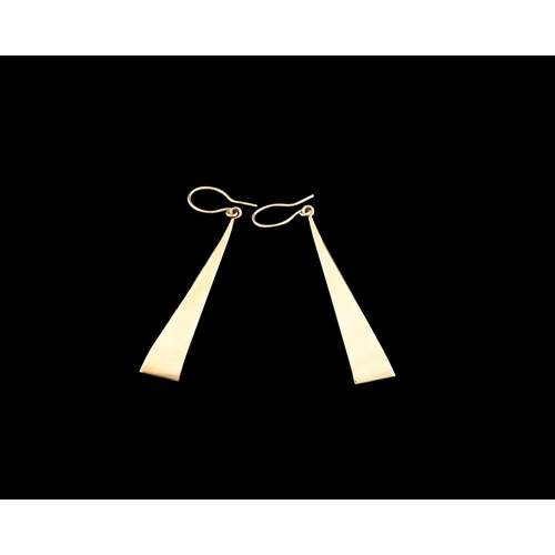 70 - Lesley Craze, a pair of 18ct gold tapered earrings, 18ct hallmark for London 2003, length 5.5cm, 7.1... 