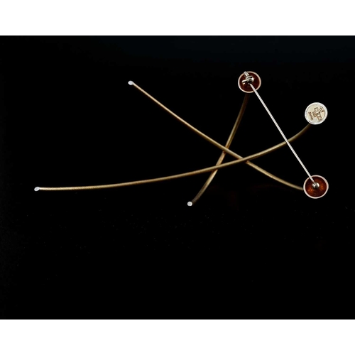 72 - Professor Yasuki Hiramatsu, an 18ct gold abstract brooch