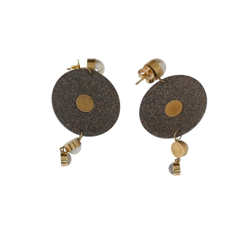 75 - Wendy Ramshaw, a pair of 18ct gold Wedgwood basalt, moonstone and pearl earrings, earring backs stam... 