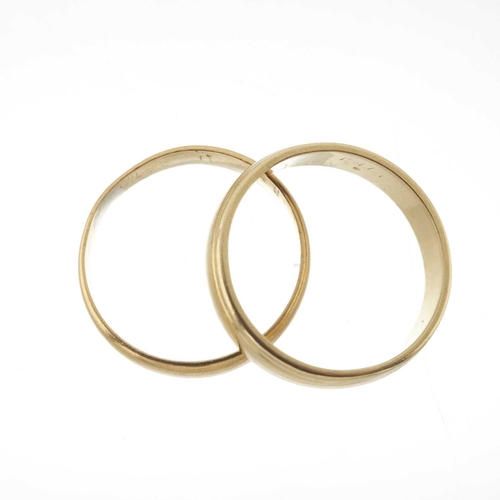 24 - A 22ct gold and an 18ct gold wedding band ring, hallmarks for London 1917 and 1970, ring sizes Q and... 