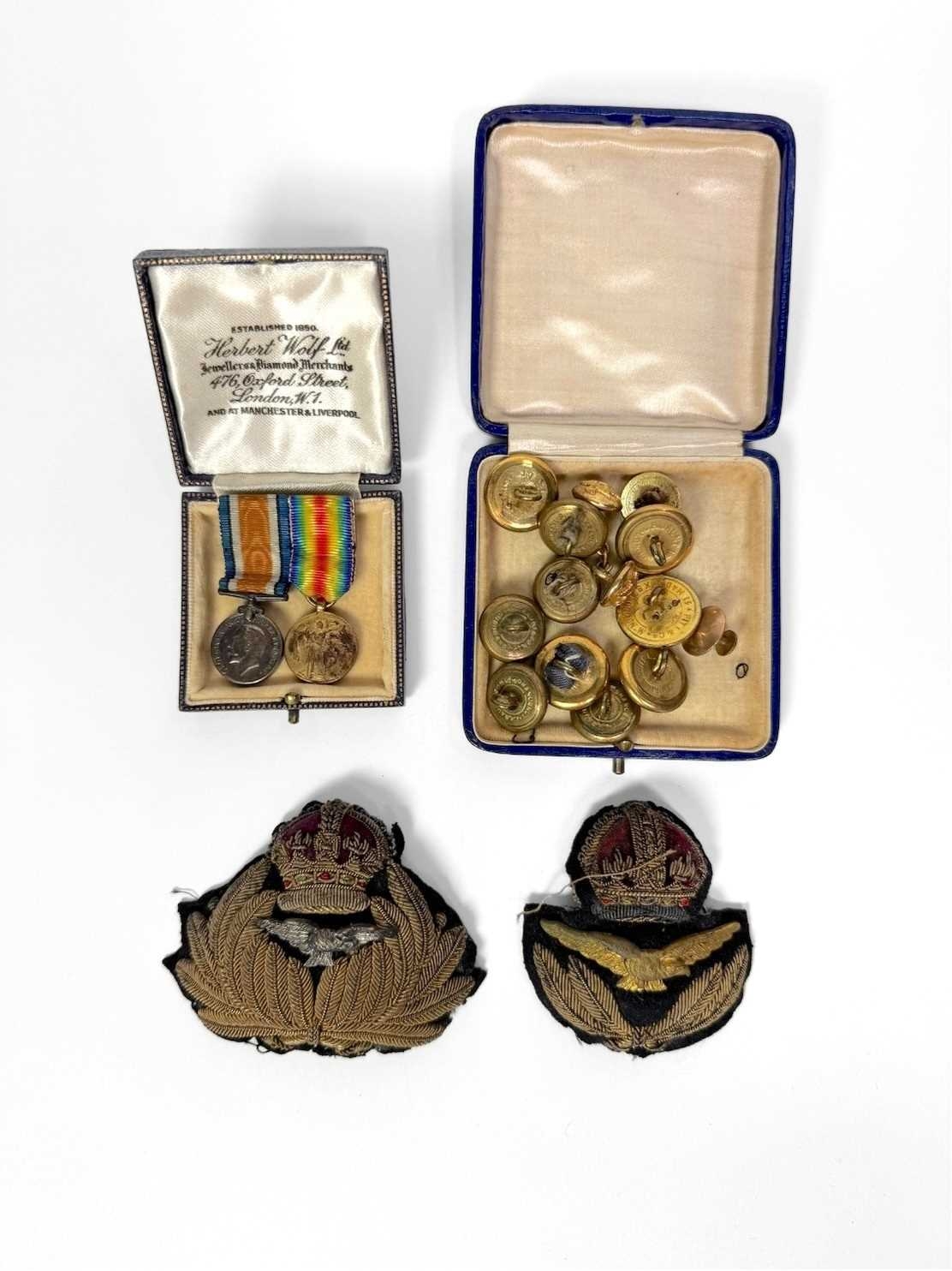 An RAF RFC officer's first pattern cap badge and RNAS officers' cap ...