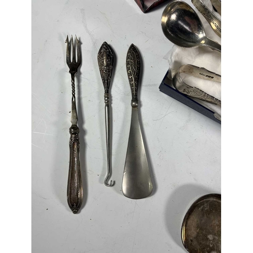 387 - A selection of silver and silver plate to include boxed and unboxed fish servers, a bone handled cru... 