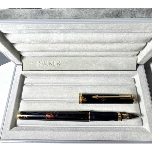 391A - A cased vintage Parker 'Premier Collection' fountain pen, 'Chinese Laque', with an 18ct gold nib, in... 