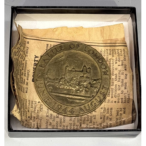 392 - A British WWII bronze commemorative medal, Battle of London, 1940/41 and 1944, 5.5cm diameter