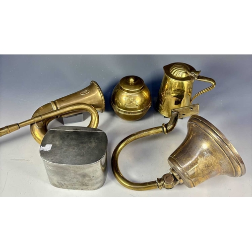 423 - Metalware including a 'Deluxe' brass car horn, a brass bell with scrolled wall bracket, a Joseph San... 