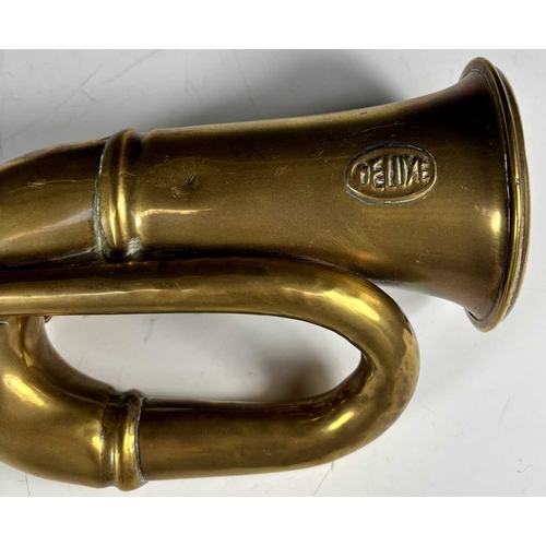 423 - Metalware including a 'Deluxe' brass car horn, a brass bell with scrolled wall bracket, a Joseph San... 