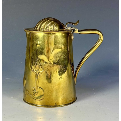 423 - Metalware including a 'Deluxe' brass car horn, a brass bell with scrolled wall bracket, a Joseph San... 