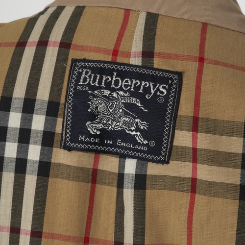 263 - Burberry, a men's classic trench coat, designed with a notched lapel collar, buttoned epaulettes, de... 