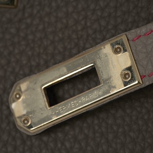 384 - Hermes, a HSS special order 2020 Kelly Sellier 25 handbag, crafted from grey leather with contrastin... 