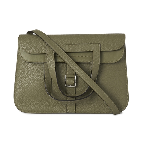 391 - Hermes, a 2022 Halzan 25 handbag, crafted from green Clemence leather, featuring two rear slip pocke... 