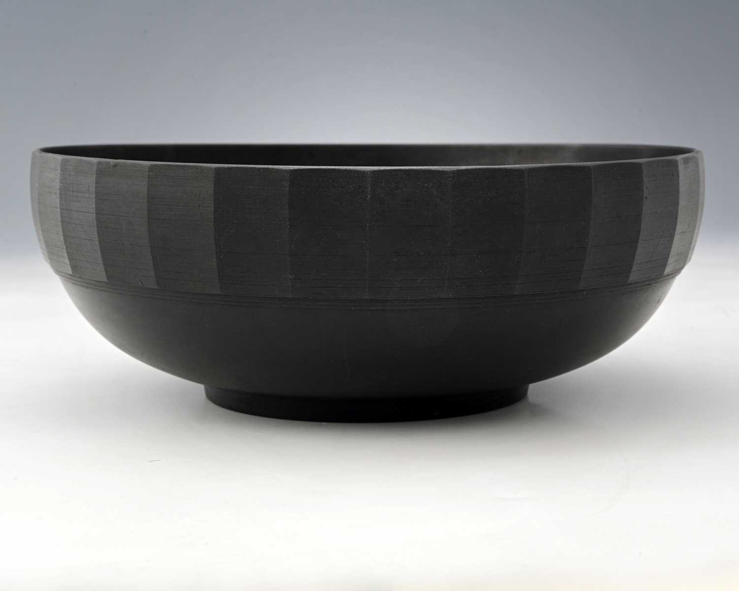 Keith Murray for Wedgwood, an Art Deco black basalt bowl, model 3815 ...