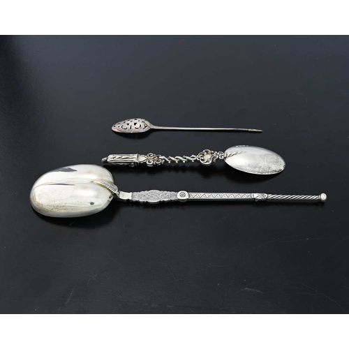 160 - An eighteenth-century silver mote spoon, maker's mark only, by 'W.T', length 15.5cm, together with a... 