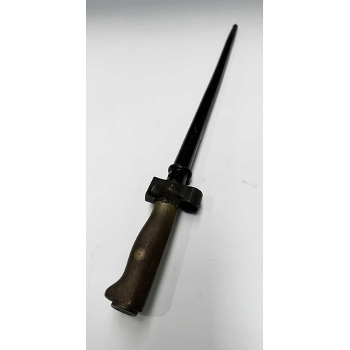 148 - A French WWI Lebel M1886/16 Epee bayonet, in a black enamel metal scabbard. 48cm long (1)