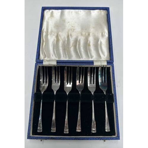 170 - A collection of silver and plated flatware to include: six silver Mappin and Webb cased coffee spoon... 
