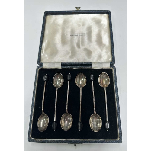 170 - A collection of silver and plated flatware to include: six silver Mappin and Webb cased coffee spoon... 